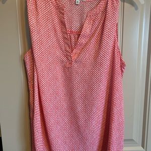 Woman’s sleeve less top size large